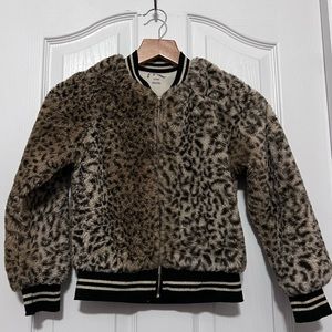 Art Class Faux fur animal print bomber jacket. Zips Size 6/6x